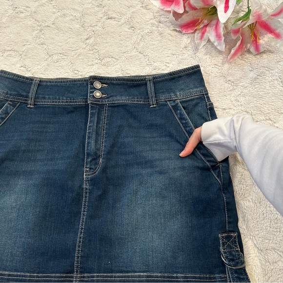 SO - Medium-Dark Wash Denim Skirt with Pockets and Side Buckle Details - Sz 15 - Picture 2 of 12